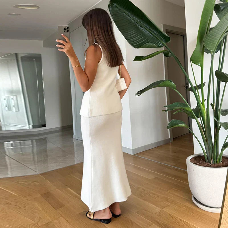 חליפת שני חלקים סרוגה וסט סגירת כפתורים וחצאית מקסי - ג'יילה