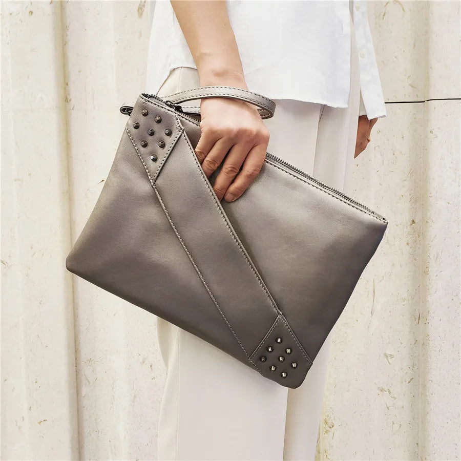 Wyatt תיק קלאץ' דמוי עור