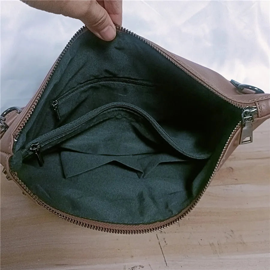 Wyatt תיק קלאץ' דמוי עור